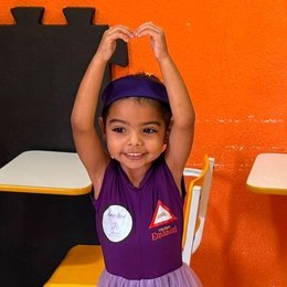 Aluna de ballet na sala de aula